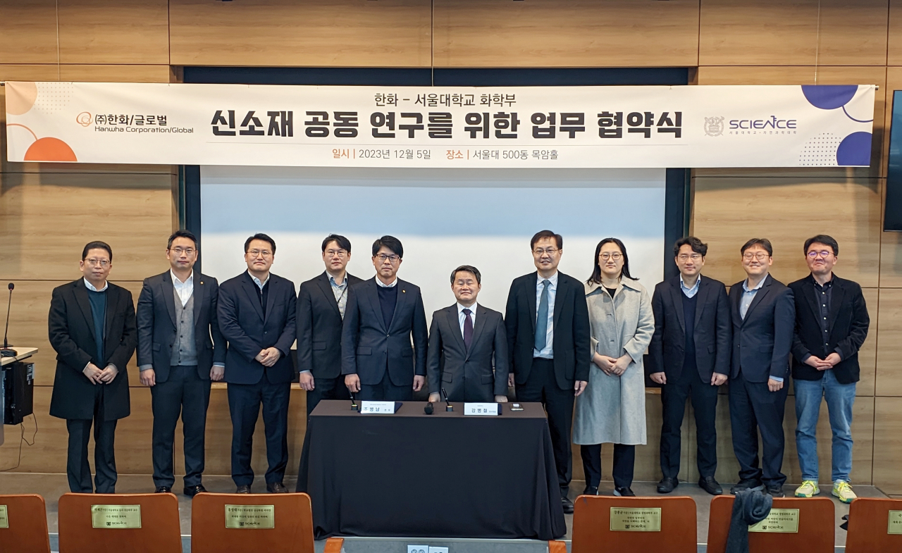 조병남(왼쪽 다섯번째부터) ㈜한화 머티리얼(Material)사업부장, 강병철 서울대 연구처장, 정택동 서울대 화학부 학부장 등이 지난 5일 서울대에서 양사간 업무협약을 체결한 뒤 기념촬영을 하고 있다. [㈜한화 제공]