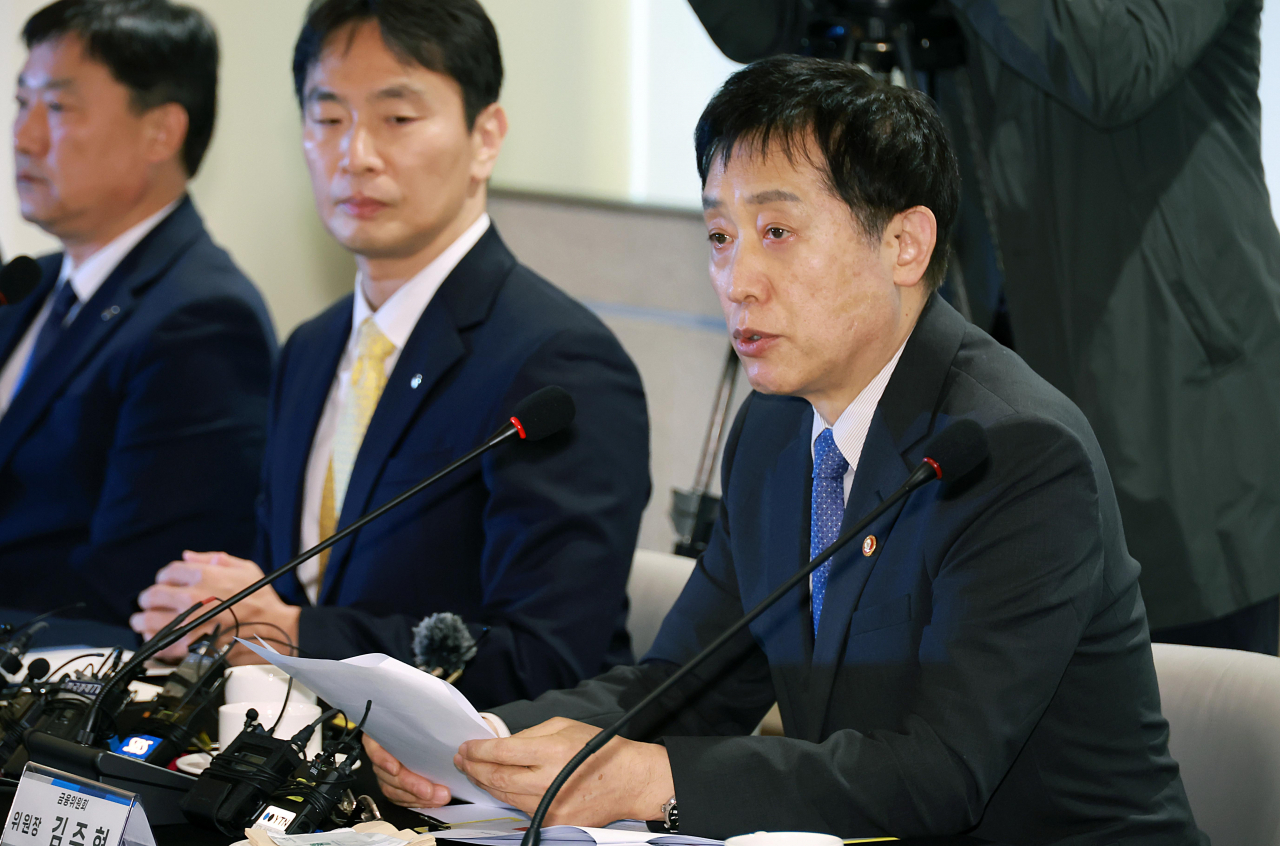 김주현 금융위원장이 27일 오후 서울 중구 은행연합회에서 이복현 금융감독원장과 함께한 은행장 간담회에서 주요 은행권 현안에 대해 논의하고 있다. [금융위원회 제공]
