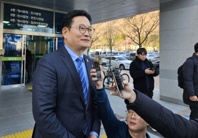 송영길 전 더불어민주당 대표가 4일 청주지법에서 열린 ‘청주 간첩단 사건’의 증인으로 출석한 뒤 취재진 질문에 답하고 있다. [연합]