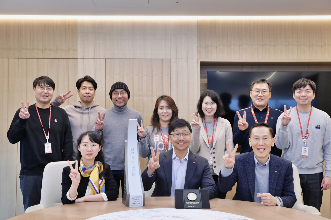 1억불 수출탑 수상을 기념하는 이창엽 롯데웰푸드 대표이사(사진 가운데)와 글로벌 영업부문 임직원들. [롯데웰푸드 제공]