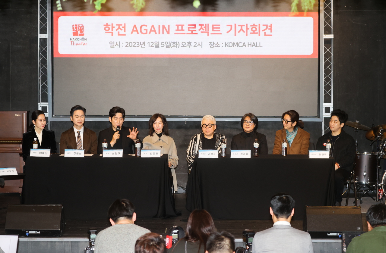 학전 폐관을 앞두고 뭉친 작곡가 김형석, 가수 박학기, 유리상자 박승화, 작사가 김이나, 배우 설경구 장현성 방은진 배해선 등 대중문화예술인은 “학전이 남긴 유산과 학전 DNA”를 강조하며 학전에서의 추억과 의의를 돌아봤다. [연합]