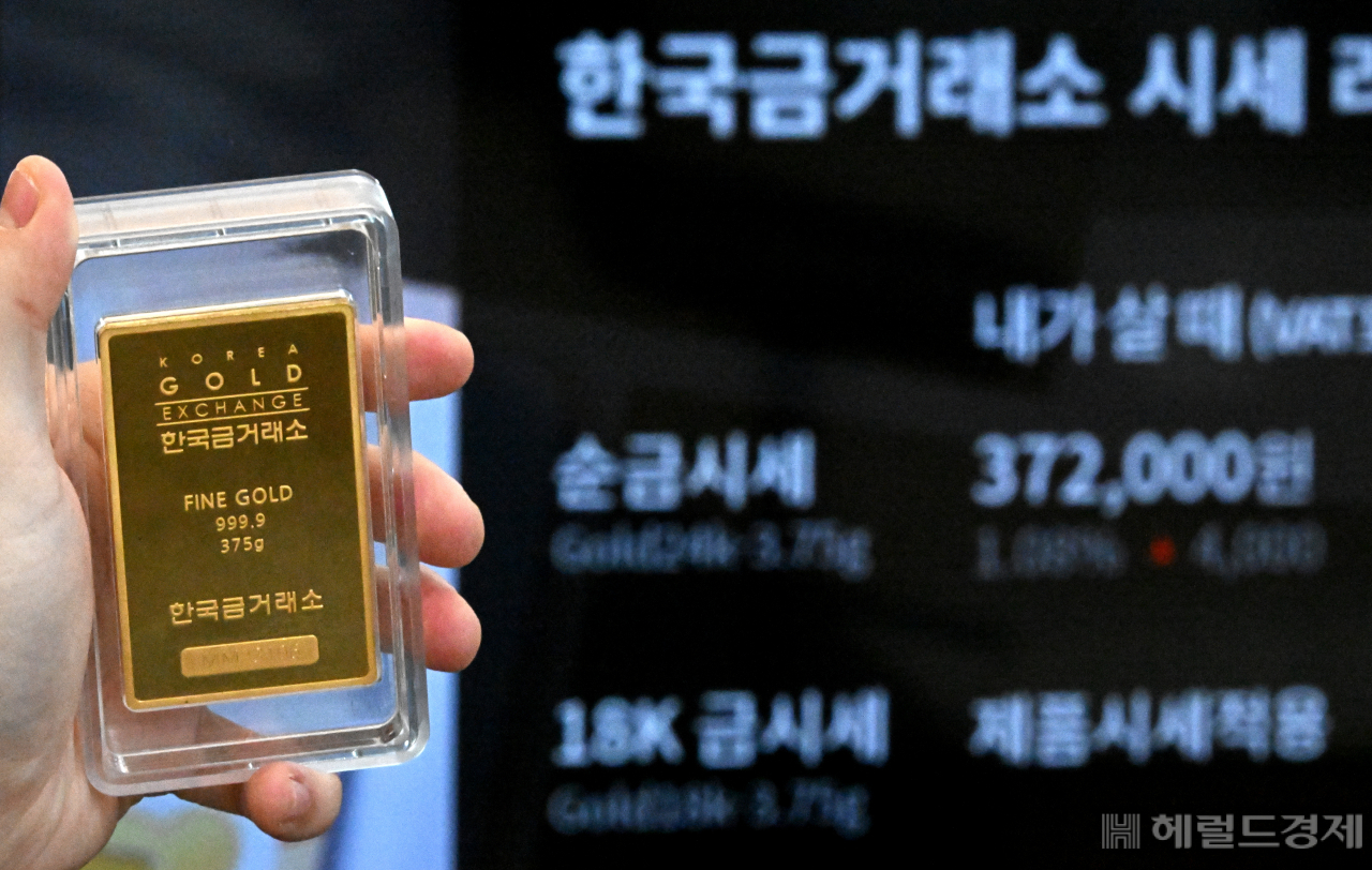 국제 금 선물가격이 온스당 2000달러를 넘어서는 등 연일 고공행진을 하고 있다. 지난 4일 서울 종로구 한국금거래소 골드바 광고 앞으로 한 시민이 지나고 있다. 임세준 기자