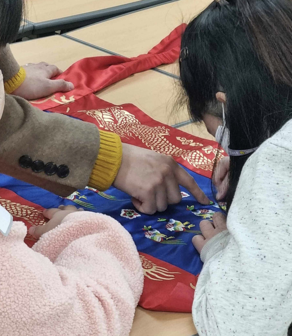 왕실복식을 촉각으로 체험하는 어린이 모습. [문화재청 제공]