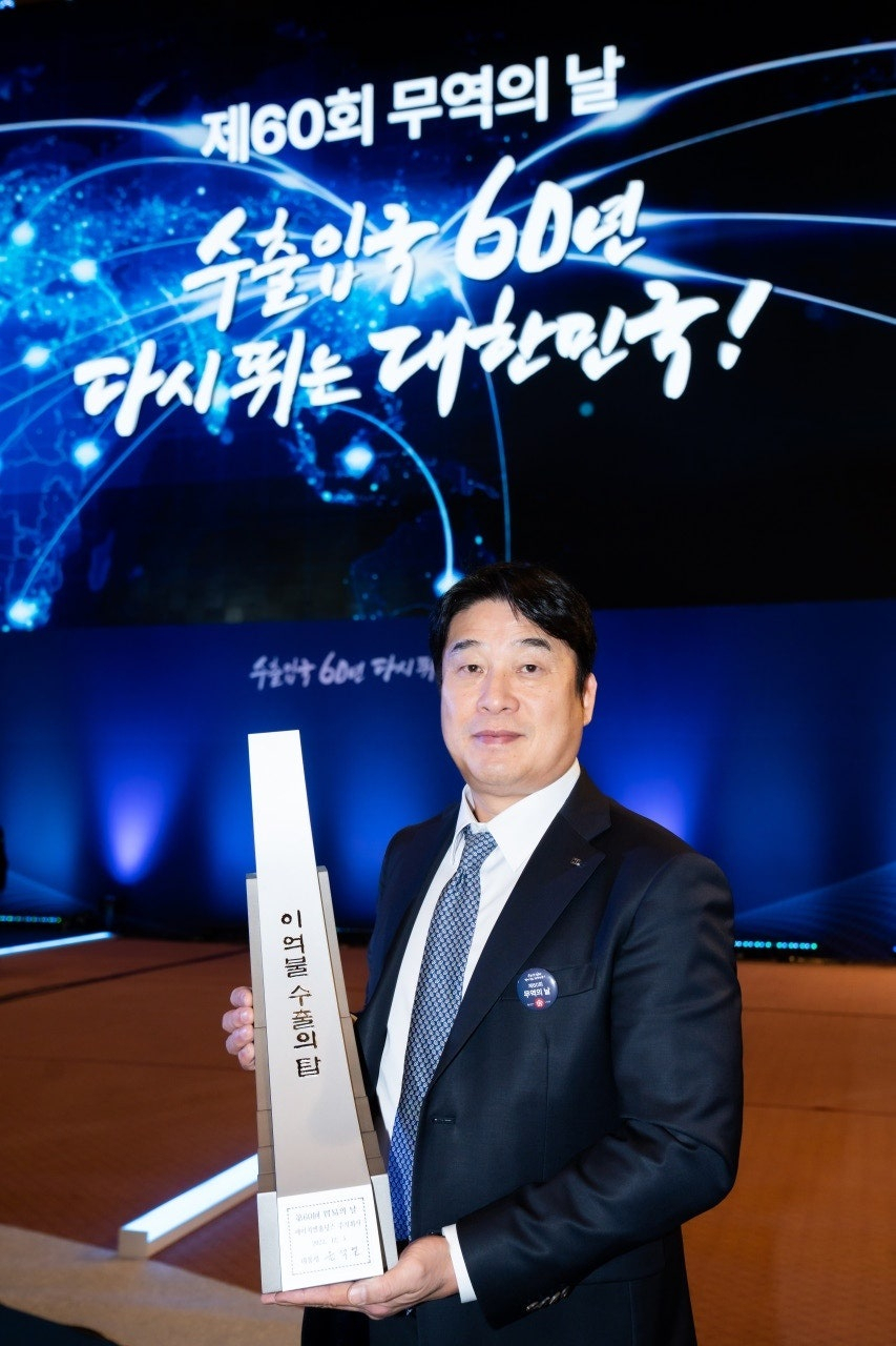 HL홀딩스 이우영 부사장이 시상식에서 기념 촬영을 하고 있다. [HL홀딩스 제공]