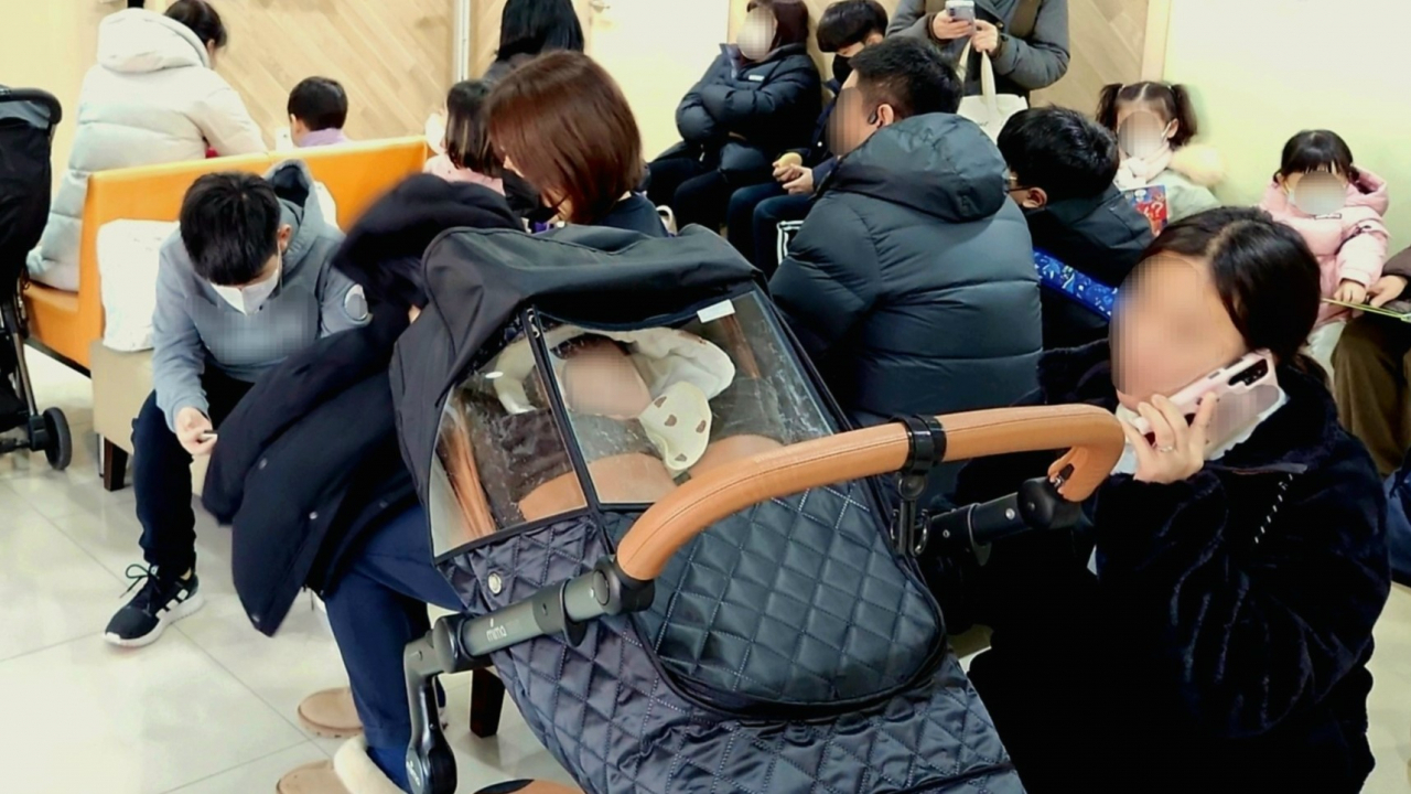 지난 4일 오전 9시 서울 서대문구의 한 소아과가 문을 열자 병원 접수처엔 진료를 받으러 온 아이와 부모로 가득 찼다. 안효정 기자