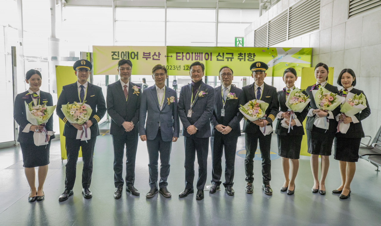 박병률(왼쪽 네 번째) 진에어 대표이사와 임직원들이 5일 김해국제공항에서 열린 진에어의 부산~타이베이 신규 노선 취항식에서 기념 사진을 촬영하는 모습. [진에어 제공]