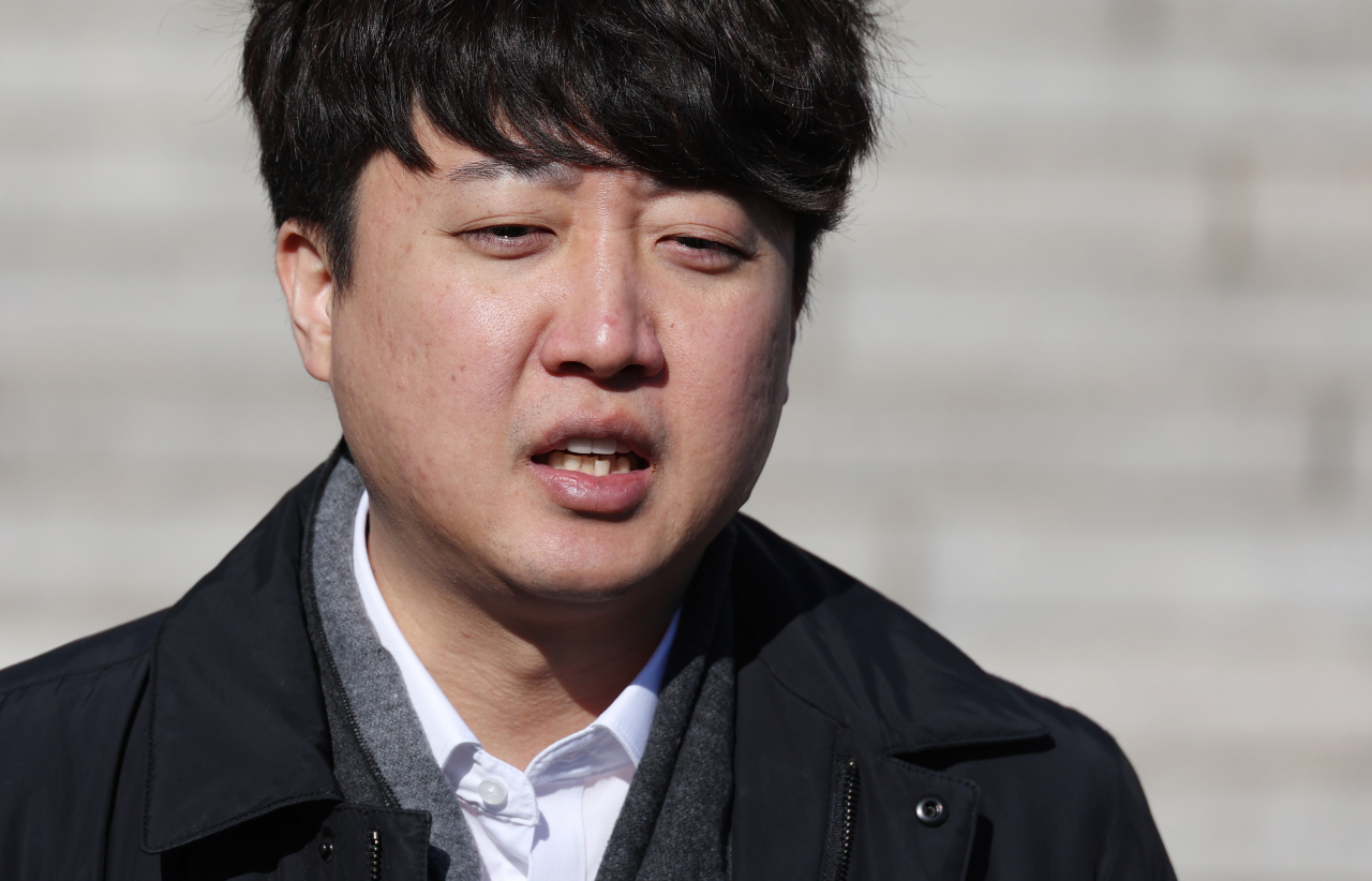 이준석 전 국민의힘 대표가 지난달 30일 국회 본관 앞에서 해병대 예비역 전국연대가 연 채상병 특검법 처리 촉구 시위를 마치고 취재진의 질문에 답하고 있다. [연합뉴스]