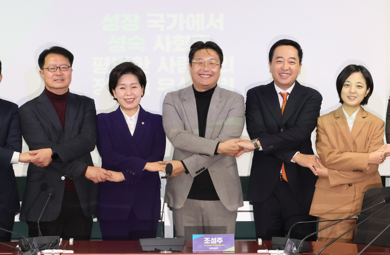 지난달 27일 국회 의원회관에서 열린 정치유니온 ‘세 번째 권력’ 비전 발표회에서 참석자들이 기념촬영을 하고 있다. 왼쪽부터 정태근 당신과함께 대표, 양향자 한국의희망 대표, 조성주 세번째권력 공동운영위원장, 금태섭 새로운선택 창당준비위원회 대표, 류호정 정의당 의원. [연합]