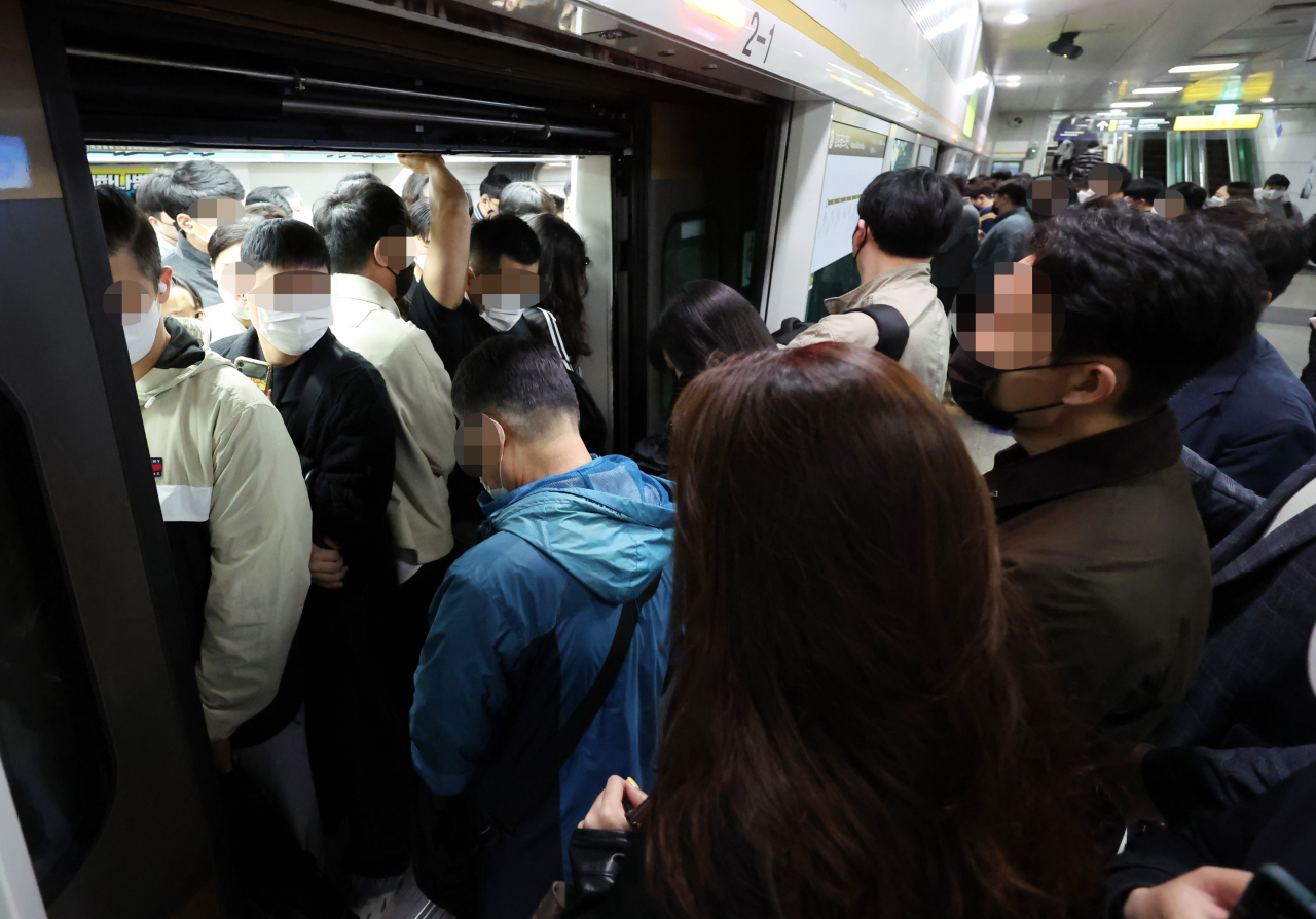 김포도시철도(김포골드라인)에 승객 과밀 현상이 이어진 지난 4월 18일 오전 경기도 김포시 고촌역 하행선 승강장에서 승객들이 만원 전동차에 탑승하고 있다. [연합뉴스]