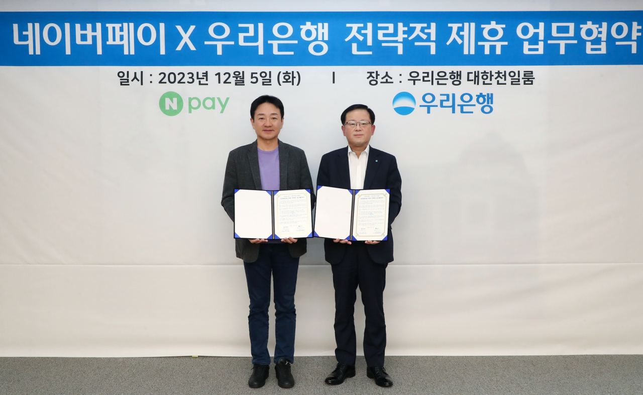 지난 5일 서울 중구 우리은행 본점에서 열린 업무협약식에 참석한 조병규(오른쪽) 우리은행장과 박상진(왼쪽) 네이버페이 대표이사가 기념사진을 촬영하고 있다.[우리은행 제공]