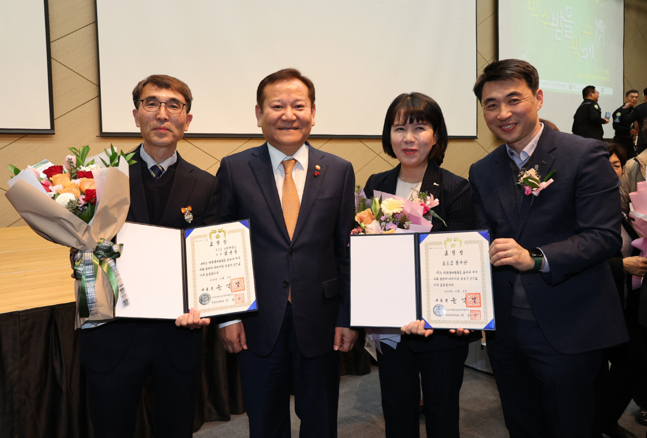 5일 부산항 국제전시컨벤션센터에서 열린 세계자원봉사자의날 기념 ‘2023 전국자원봉사자대회’에 참석한 포스코 봉사단 관계자들이 기념사진을 촬영하고 있다. 김선식(왼쪽부터) 포스코 차장, 이상민 행정안전부 장관, 최영 포스코 기업시민실장, 나영훈 사회공헌그룹장. [포스코 제공]