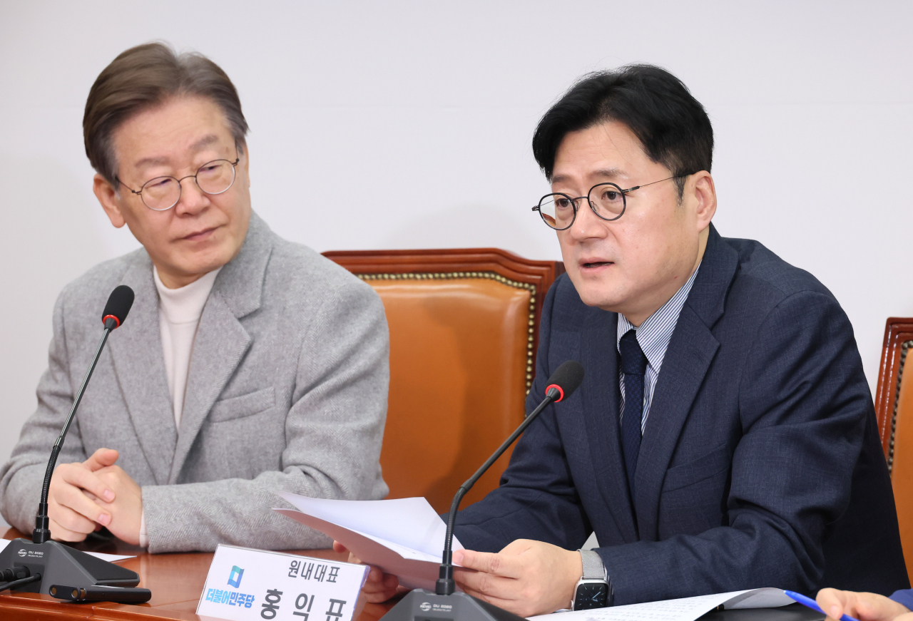 홍익표 더불어민주당 원내대표(오른쪽)가 6일 국회에서 열린 최고위원회의에서 발언하고 있다. [연합]