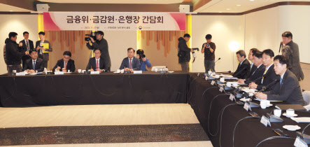 김주현 금융위원장이 27일 오후 서울 중구 전국은행연합회 뱅커스클럽에서 열린 금융위ㆍ금감원ㆍ은행장 간담회에서 발언하고 있다. [연합]