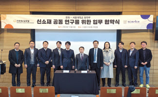 조병남(왼쪽 다섯번째부터) ㈜한화 머티리얼(Material)사업부장, 강병철 서울대 연구처장, 정택동 서울대 화학부 학부장 등이 지난 5일 서울대에서 양사간 업무협약을 체결한 뒤 기념촬영을 하고 있다. [㈜한화 제공]