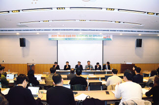 지난 11월 16일 서울 여의도 FKI타워 콘퍼런스센터에서 열린 ''건전한 가맹시장 조성을 위한 필수품목 제도 개선'' 정책세미나에서 패널들이 토론하고 있다. [한국프랜차이즈경영학회 제공]