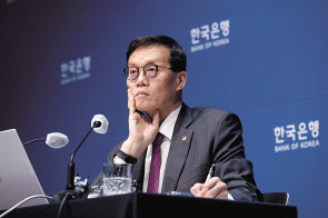 이창용 한국은행 총재가 지난달 30일 서울 중구 한국은행에서 열린 통화정책방향 기자간담회에서 취재진의 질문을 듣고 있다. [사진공동취재단]