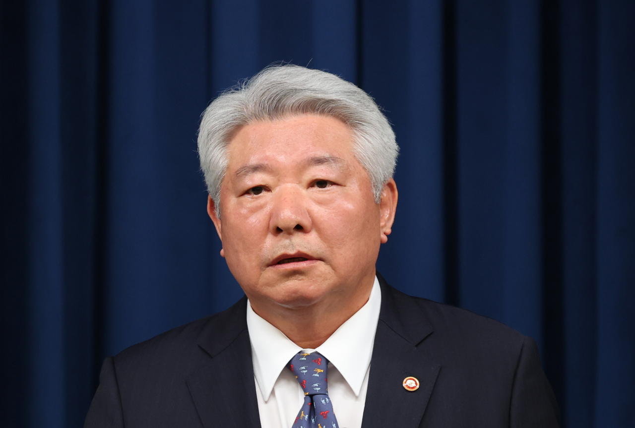 Korea Communications Commission chief nominee Kim Hong-il speaks to reporters at the presidential office in Seoul on Wednesday. (Yonhap)