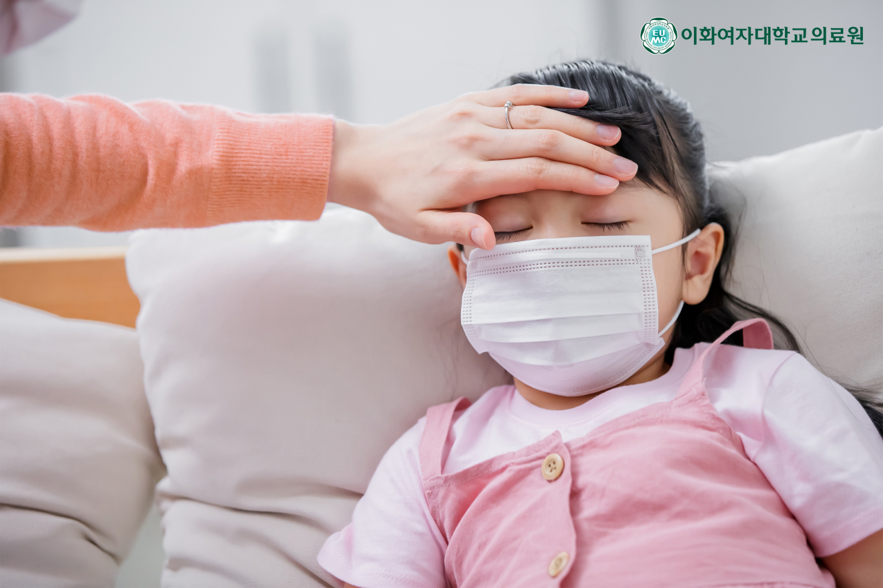 최근 어린 아이들을 중심으로 마이코플라스마 폐렴의 확산세가 심상치 않다. 특히 1~12세 아동 환자가 전체의 약 80%를 차지하며 부모들의 걱정이 쌓이고 있다.