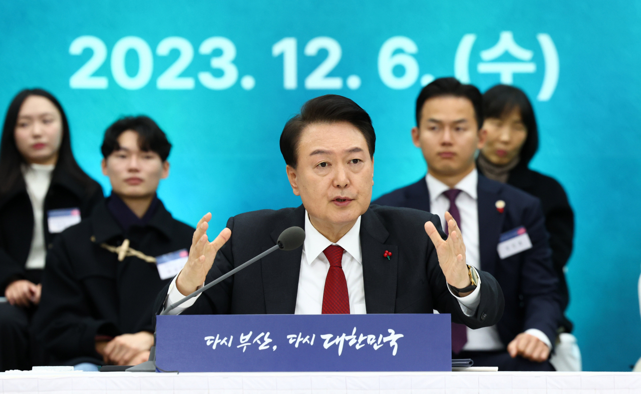 윤석열 대통령이 6일 부산항 국제전시컨벤션센터에서 열린 부산시민의 꿈과 도전 격려 간담회에서 마무리 발언을 하고 있다. [연합]