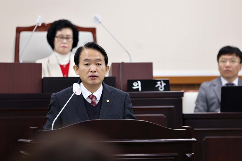 김찬진 인천 동구청장이 6일 동구의회 시정연설에서 내년도 구정 운영 방향과 주요 시책을 설명하고 있다.〈인천 동구청 제공〉