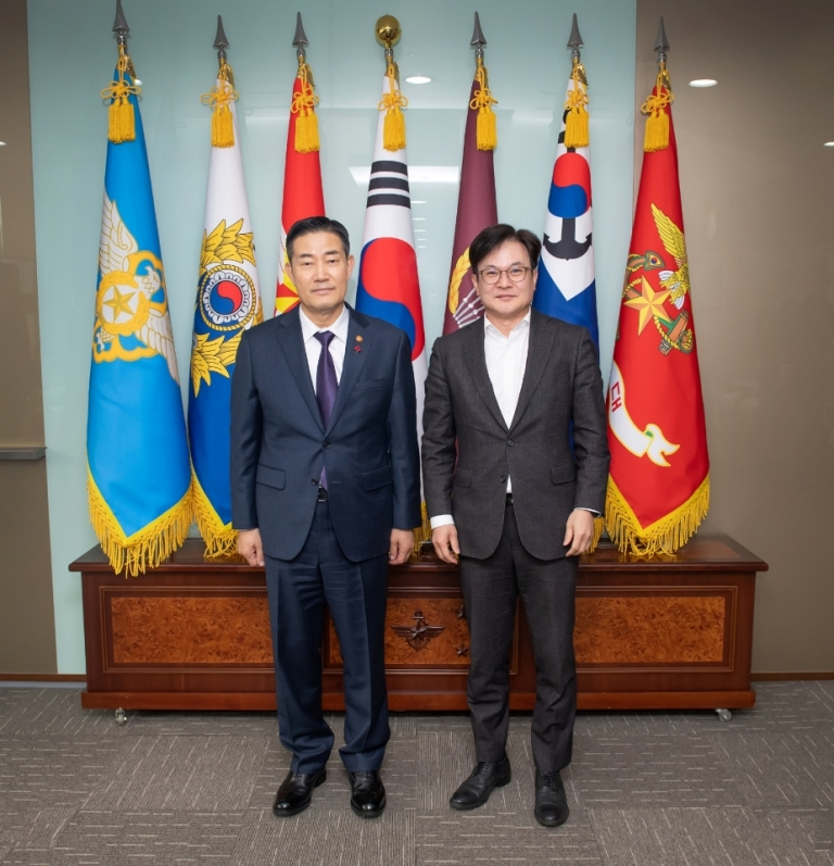 지난 5일 〈좌로부터〉신원식 국방부장관과 김병수 김포시장이 군·관 협력사업을 논의한 뒤 기념촬영을 하고 있다.〈김포시 제공〉