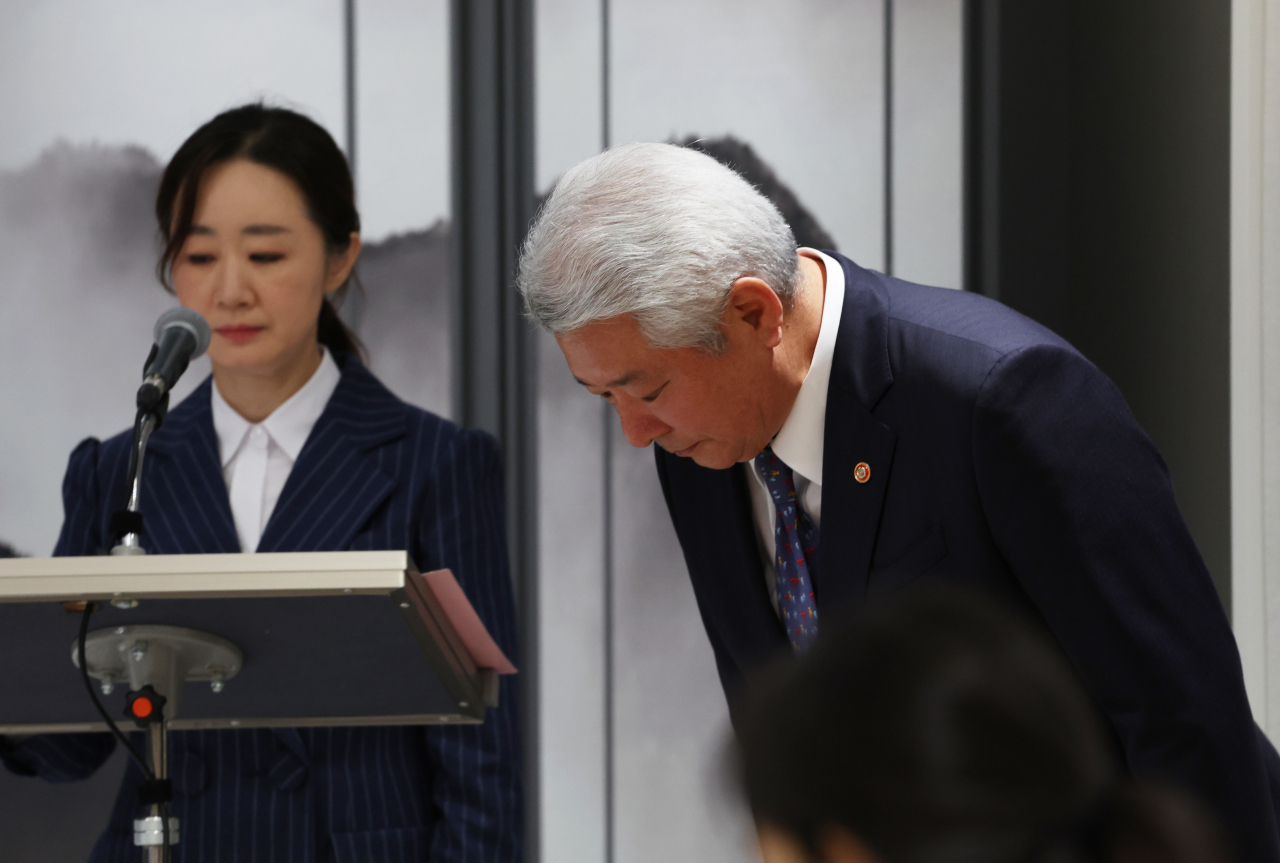 김홍일 방송통신위원장 후보자가 6일 서울 용산 대통령실 청사에서 소개를 받은 뒤 인사하는 모습. [연합]