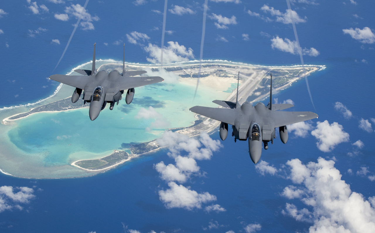 한국 공군의 F-15K 성능개량 사업을 맡은 보잉이 지난달 28~30일 한국 국방부 출입기자단에 미국 애리조나주 메사와 워싱턴주 시애틀에 위치한 현지 생산공장 내부를 공개했다. 보잉은 F-15K의 성능개량 사업이 기체 상단부를 통째로 바꾸는 방식으로 추진될 전망이라고 밝혔다. 사진은 미국 세이트루이스에서 한국으로 페리 비행했던 F-15K[보잉 제공]