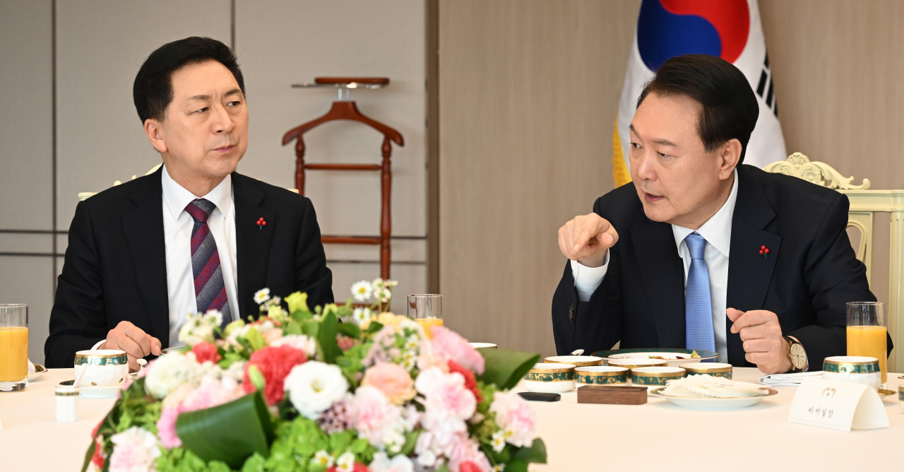 윤석열 대통령이 지난 5일 국민의힘 지도부와 비공개 오찬 회동을 하고 있다. 이날 회동에는 김기현 대표와 윤재옥 원내대표, 유의동 정책위의장, 이만희 사무총장 등 ‘당 4역’이 참석했다. [연합]