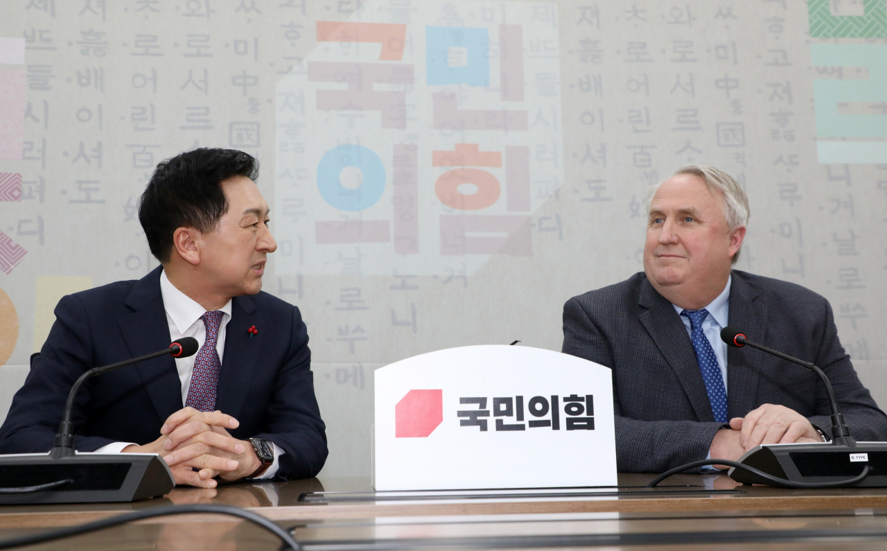 김기현 국민의힘 대표와 인요한 혁신위원장이 6일 국회 당 대표실에서 만나고 있다. [연합]