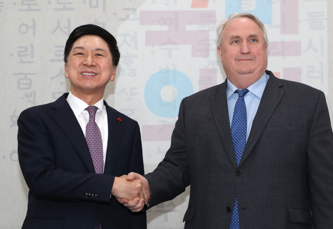 김기현 국민의힘 대표와 인요한 혁신위원장이 6일 국회 당 대표실에서 만나고 있다. [연합]