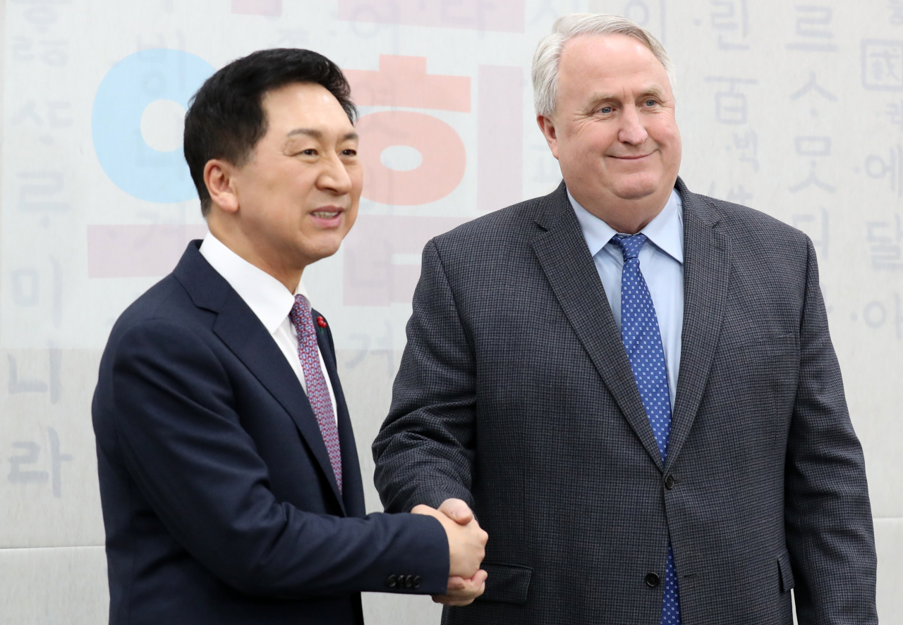 김기현 국민의힘 대표와 인요한 혁신위원장이 6일 국회 당 대표실에서 만나고 있다. [연합]