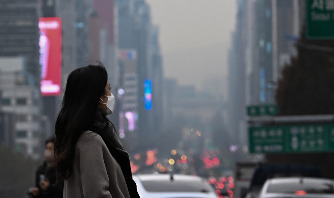 수도권 일대에 초미세먼지 농도가 ‘나쁨’ 수준인 6일 서울 서초구에서 한 시민이 마스크를 착용하고 거리를 지나고 있다. 임세준 기자