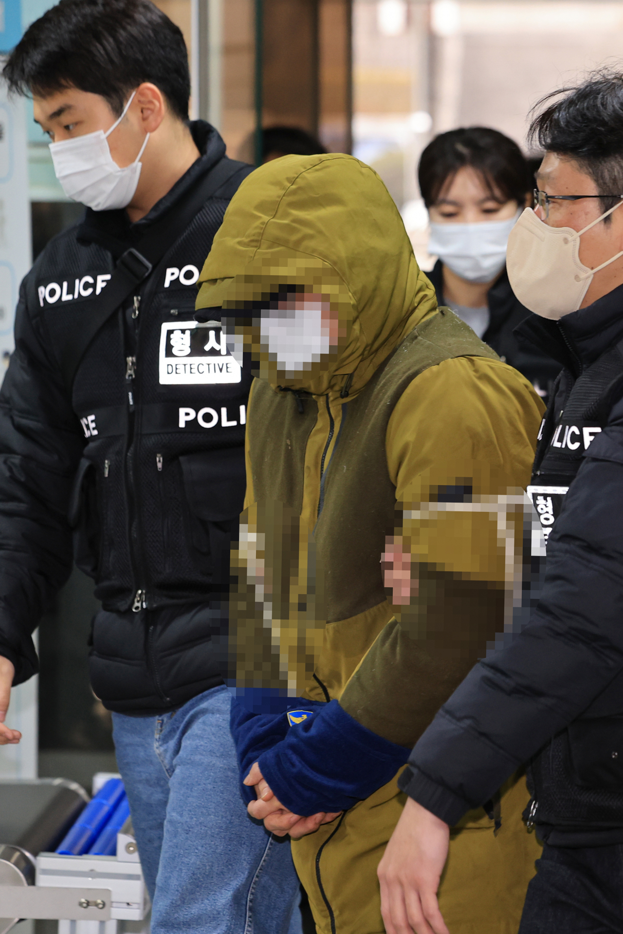 아내를 둔기로 때려 살해한 혐의(살인)를 받는 대형 로펌 출신 미국 변호사 A씨가 6일 오후 서초구 서울중앙지방법원에서 열린 구속 전 피의자 심문(영장실질심사)에 출석하고 있다. [연합]