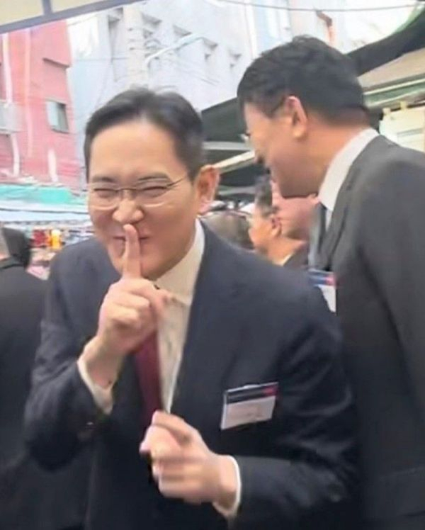 온라인상에서 큰 화제가 된 이재용 삼성전자 회장의 '쉿' 포즈 사진. [온라인 커뮤니티 캡쳐]