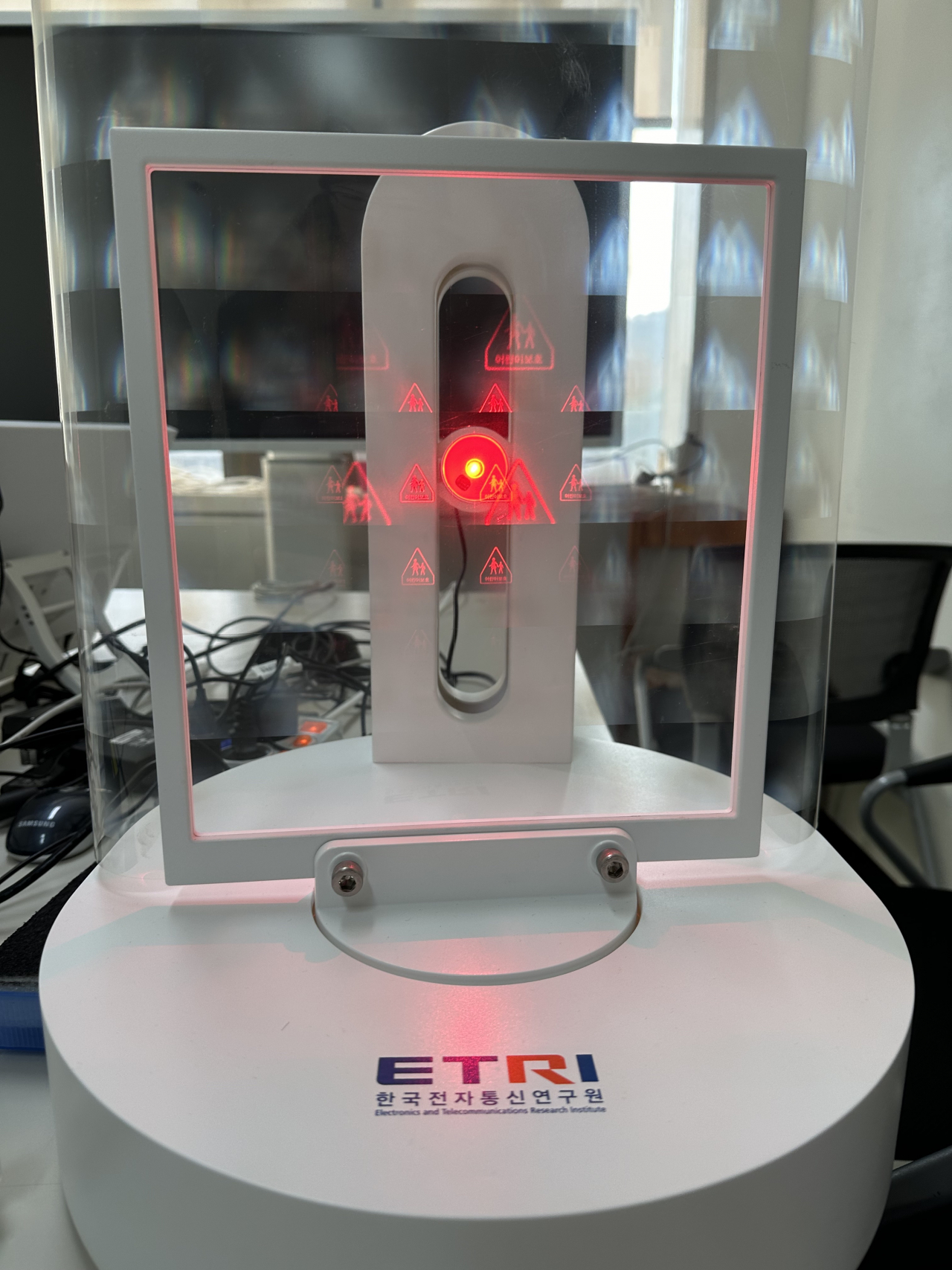 공간터치 기술 구현이 가능한 홀로그램 디스플레이.[ETRI 제공]
