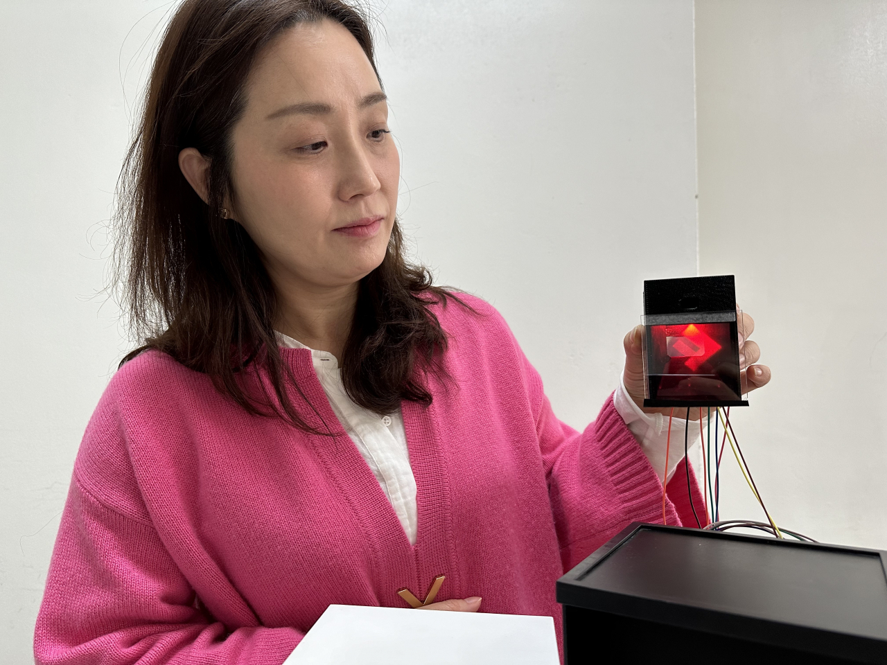 김주연 ETRI 박사가 공간 리얼 홀로그램 버튼 기반 비접촉 터치 기술을 테스트하고 있다.[ETRI 제공]