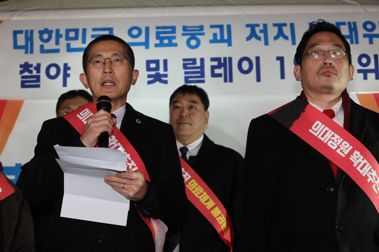 '대한민국 의료 붕괴 저지를 위한 범의료계 대책특별위원회'(범대위) 관계자들이 6일 서울 용산 의협회관 앞에서 정부의 의대 정원 확대 추진에 반발해 시위를 하고 있다. 사진은 발언하는 이필수 의협 회장. 연합뉴스