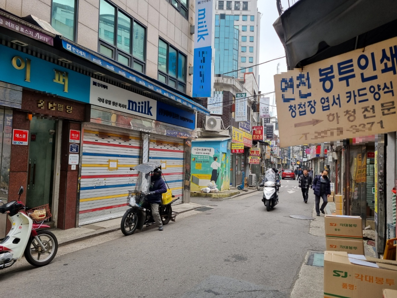 6일 찾은 을지로4가 인근 인현동 인쇄골목 모습. 좁은 도로에서 오토바이와 지게차, 트럭이 커다란 종이 묶음을 이리저리 나르고 있어 분주한 모습이었다. [이민경 기자]