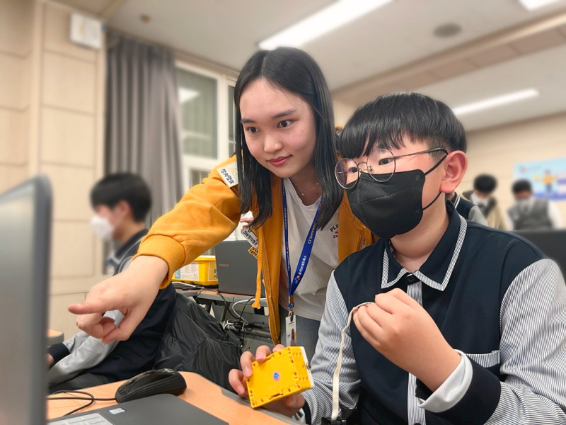 충북 제천중 학생 대상으로 SW창의캠프 코딩 교육을 진행하고 있는 모습. [CJ올리브네트웍스]