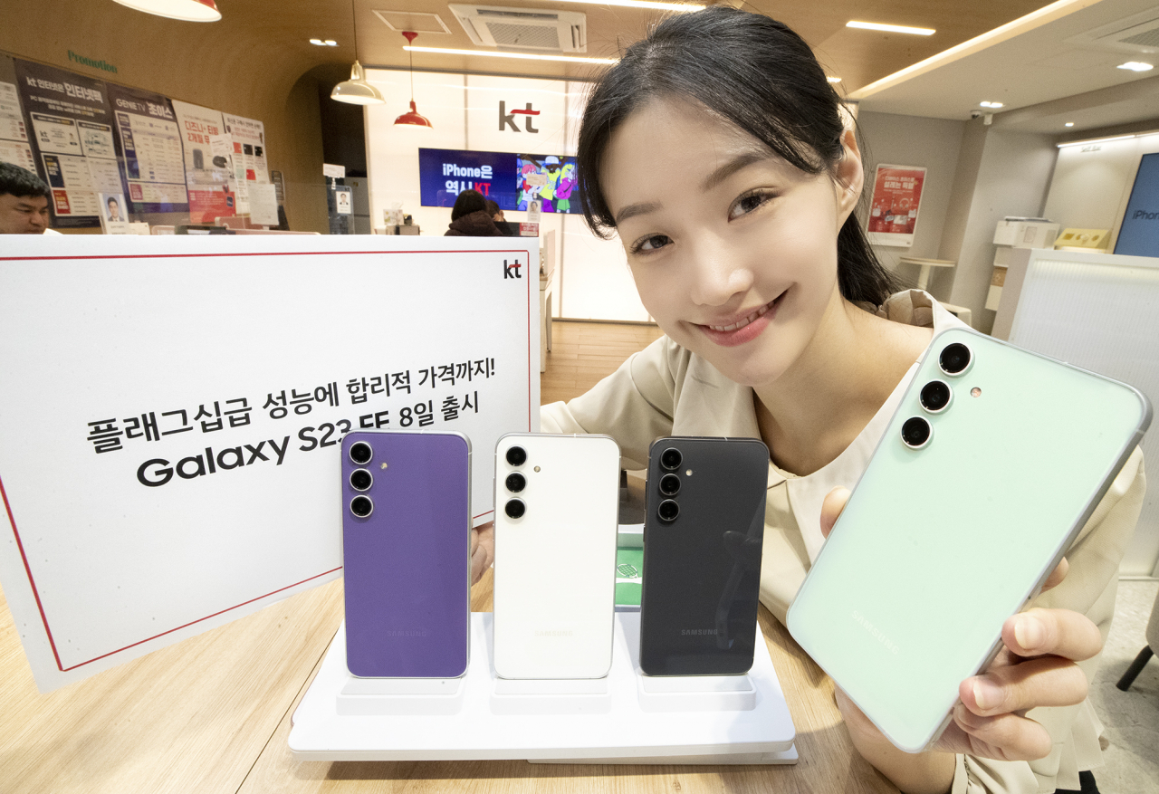 KT가 플래그십 급 성능을 가진 합리적인 가격의 5G 스마트폰 ‘갤럭시 S23 FE’를 8일 출시한다. 모델이 KT 매장에서 갤럭시 S23 FE를 소개하는 모습 [KT]