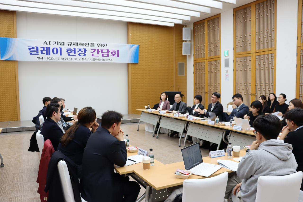 서울시는 산업 현장의 불필요한 규제를 찾아내고 기업 애로사항을 듣는 ‘서울시 규제혁신 릴레이 간담회’를 전날 서울파트너스하우스에서 개최했다고 7일 밝혔다. 사진은 AI기업 규제혁신 간담회.[서울시 제공]
