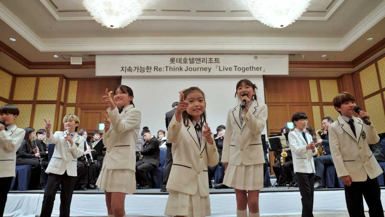 호텔앤리조트, 리띵크 저니 송년 행사에서 제주 위드어스 윈드 오케스트라가 공연을 하고 있다.[롯데호텔앤리조트]