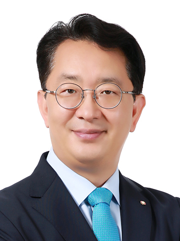 ‘2023년 전기산업의 날’기념행사에서 대통령표창을 받는 백수현 한국전력 처장.