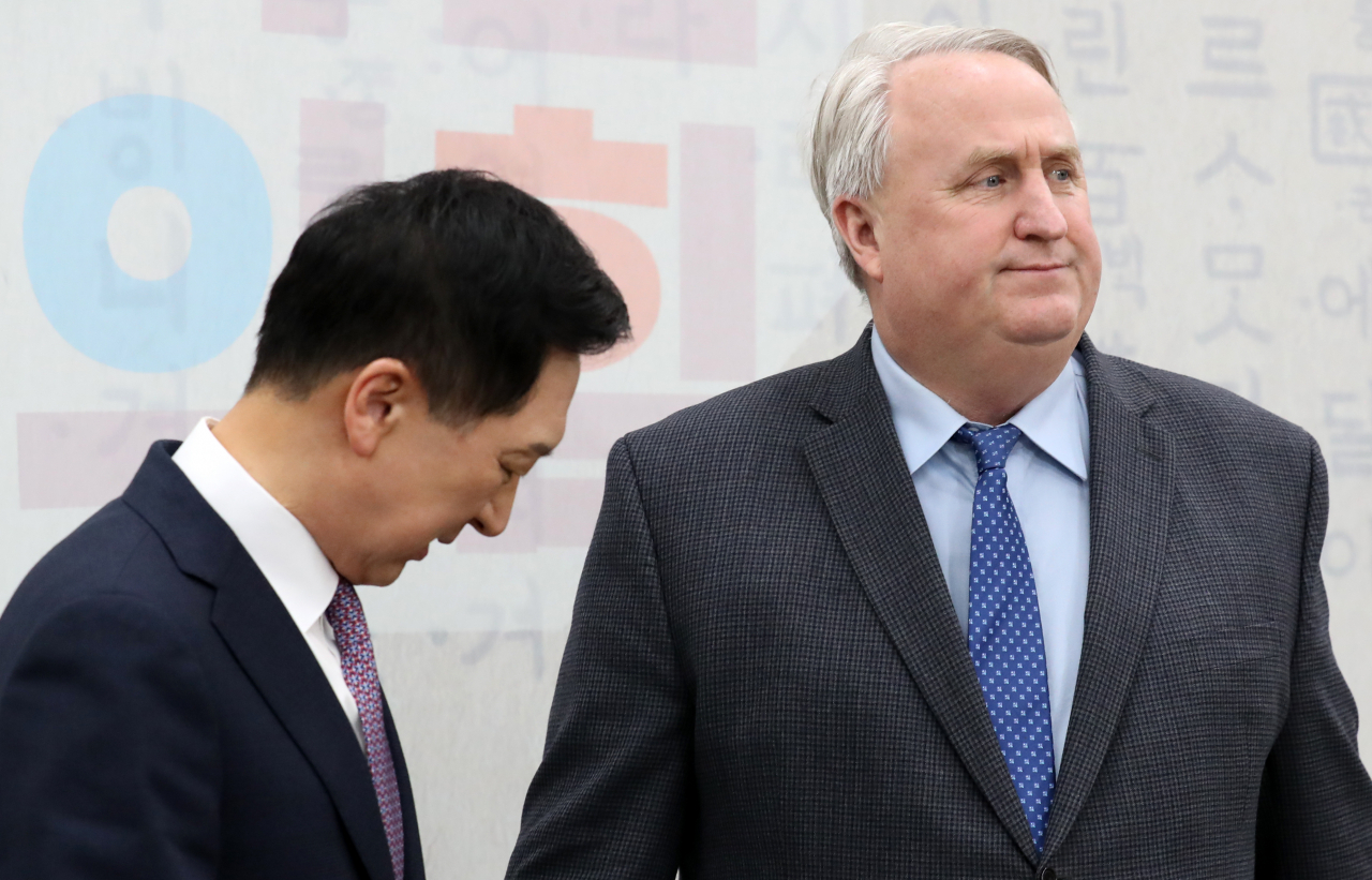 국민의힘 김기현(왼쪽) 대표와 인요한 혁신위원장이 6일 국회 당 대표실에서 만나고 있다. [연합]
