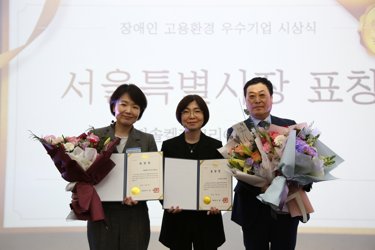 김중혁(맨 오른쪽) 큰희망 대표이사가 수상 이후 기념촬영을 하고 있다. [태광그룹 제공]