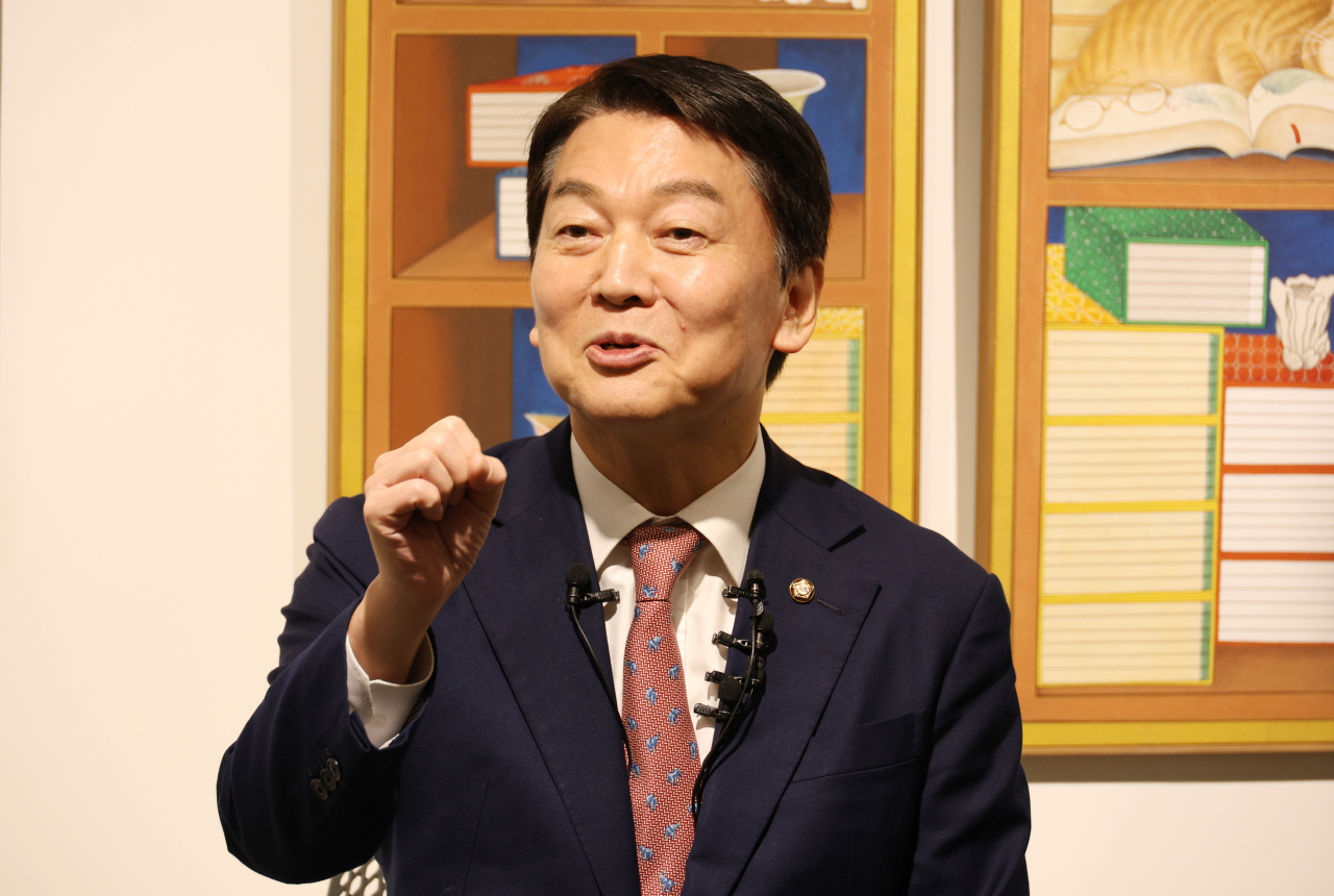국민의힘 안철수 의원이 지난 6일 오후 대구 남구 한 사무실에서 기자간담회를 열고 질문에 답하고 있다. [연합뉴스]