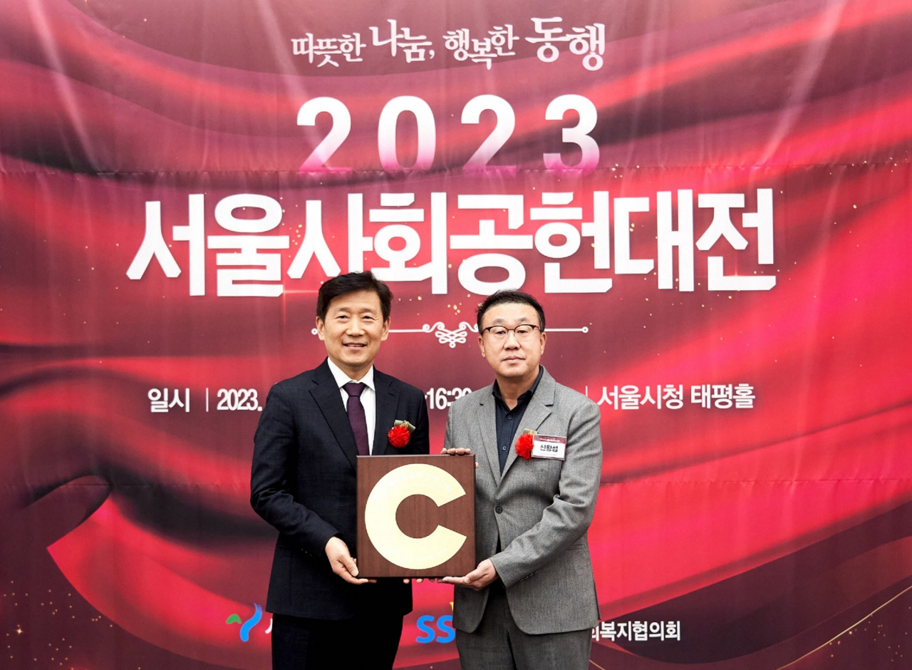 5일, HDC현대산업개발은 서울시청 태평홀에서 열린 ’2023 서울사회공헌대전‘에서 지역사회공헌 인정패를 수상하고 서울시와 동행 공동 협약을 맺었다. (사진 왼쪽부터) 김현훈 서울시사회복지협의회장, 신왕섭 HDC현대산업개발 실장