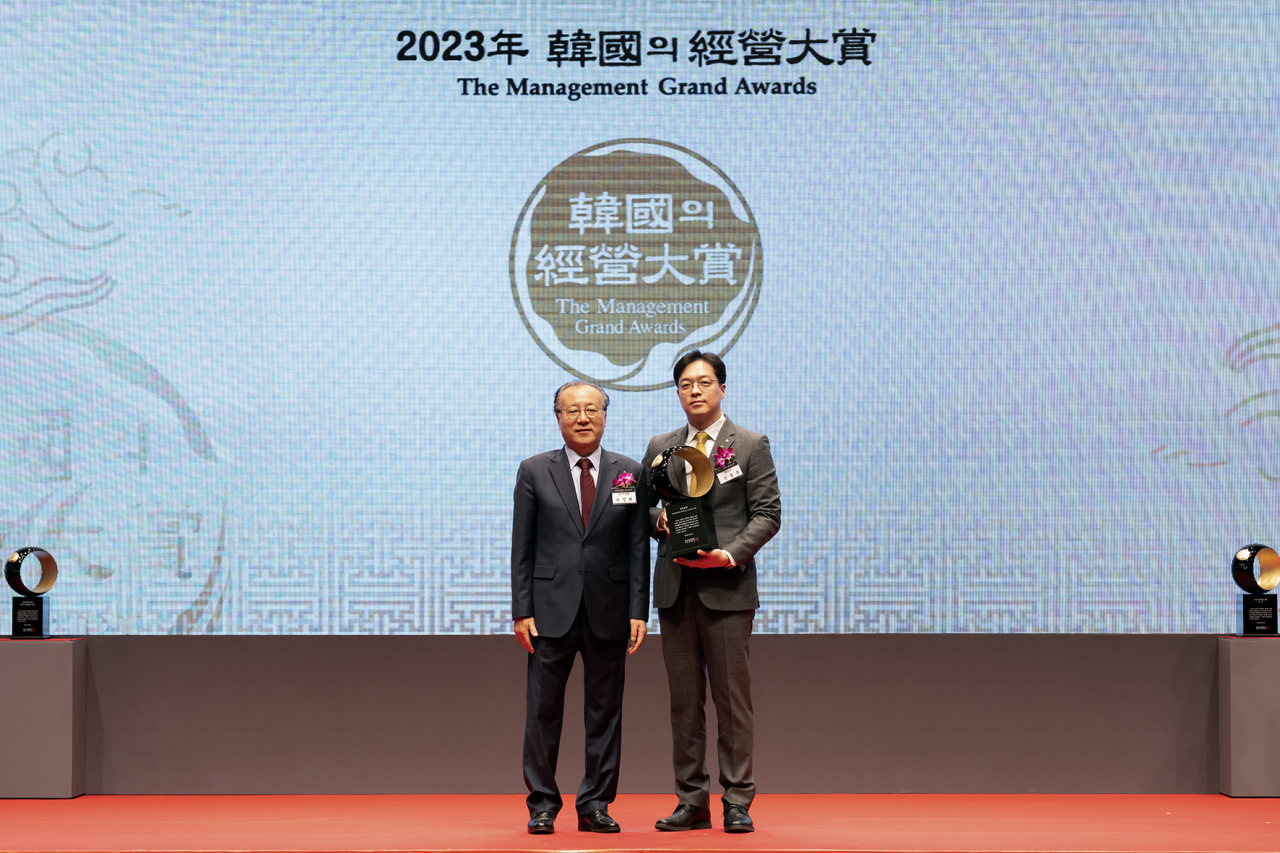 지난 5일 ‘2023 한국의경영대상’에서 'KB증권 다이렉트인덱싱'이 'Innovative Service of the Year'를 수상하며 기념사진을 촬영하고 있다. [KB증권 제공]