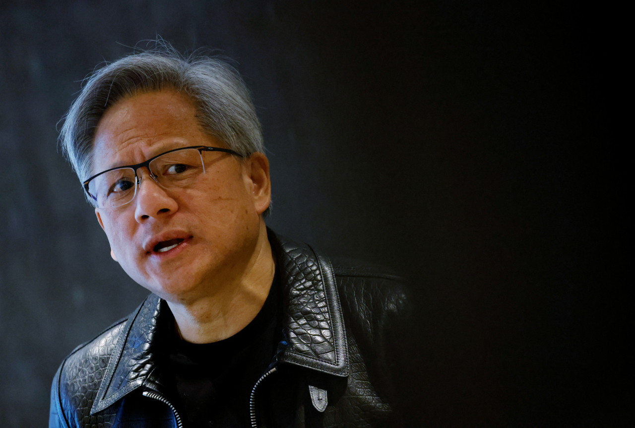 젠슨 황 엔비디아 최고경영자(CEO)가 6일(현지시간) 싱가포르에서 열린 언론과의 라운드테이블 미팅에 참석하고 있다. [로이터]
