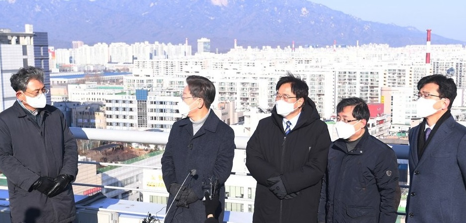 지난 2022년 1월13일 이재명 당시 더불어민주당 대선후보(왼쪽 두번째)와 노후아파트를 둘러보러 온 서울 노원 지역구 우원식, 김성환, 고용진 의원. [국회사진기자단]